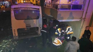 Freni boşalan midibüs park halindeki araçlara çarpıp apartman boşluğuna düştü