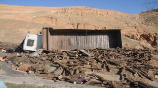 Freni boşalan odun yüklü kamyon şarampole devrildi: 2 yaralı