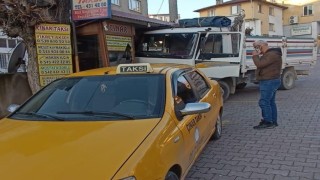 Frenleri boşalan kamyon taksi durağına daldı