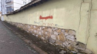 Gazeteci Uğur Mumcunun doğduğu evin duvarlarına zarar verildi