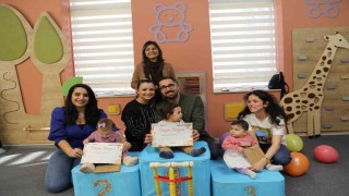 Gaziantep Bebek Kütüphanesi emekleme yarışması renkli görüntülerle yapıldı
