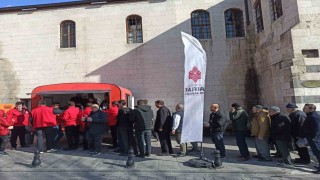 Gaziantep Vakıflar Bölge Müdürlüğü, vatandaşlara salep ikramında bulundu