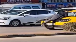 Gaziantepte bir vatandaş hareket halindeki taksinin üzerine çıktı