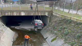Gaziosmanpaşada baba, oğlunun iki gün önce kaçırdığı otomobiliyle su kanalına uçtu