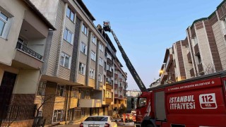 Gaziosmanpaşada binanın çatısı alev alev yandı