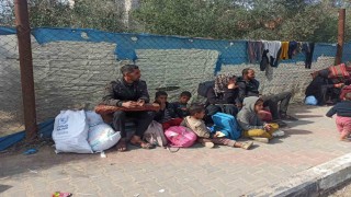 Gazze Şeridinin kuzeyindeki evlerine dönmek isteyen Filistinlilerin bekleyişi sürüyor