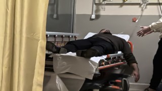 Genç kasap et keserken kendini yaraladı