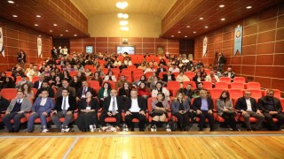 Gençler iş bulmak için işletmeler ile bir araya geldi