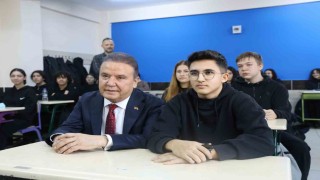 Gençliğinde çift sürdüğü araziyi bağışladı, yapılan okulun sıralarında gençlere öğüt verdi