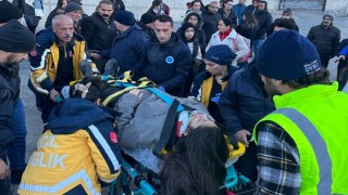 Geri manevra yapan araç kız öğrenciye çarptı