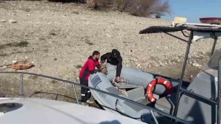 Gölde su yükseldi, mahsur kalan yavru köpekleri polis kurtardı