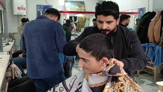 Gönüllü berber yetim ve öksüz çocukları ücretsiz tıraş yapıyor
