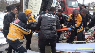 Gübre yüklü kamyon çarpıştığı otomobili metrelerce sürükleyip üzerine devrildi
