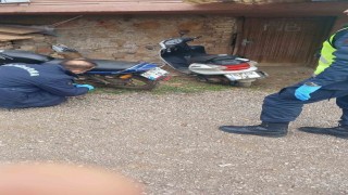 Güpegündüz kapının önündeki motosikletleri çalındı