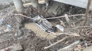 Hafif ticari araç 8 metre yükseklikten çaya uçtu: 3 yaralı