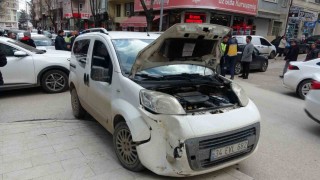 Hafif ticari araç ile otomobil çarpışması sonucu 1 kişi yaralandı