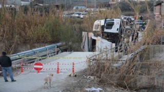 Hafriyat kamyonu geçtiği esnada köprü çöktü