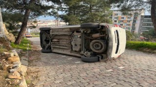 Hakimiyeti kaybolan ticari araç savrularak yan yattı