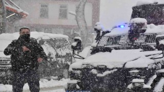 Hakkari polisi kar kış demeden görev başında