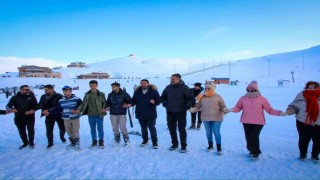 Hakkari Valisi Çelik, kayak merkezinde gençlerle halay çekti