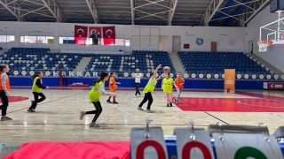 Hakkaride 1416 çocuk basket oynuyor