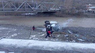 Hakkaride çöp kamyonu şarampole yuvarlandı: 3 yaralı