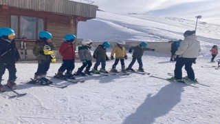 Hakkaride geleceğin kayakçıları yetiştiriliyor