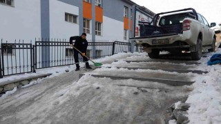 Hakkaride Sibirya soğukları: Yollar ve merdivenler buz tuttu