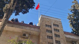 Halep Başkonsolosluğunda Türk bayrağı göndere çekildi