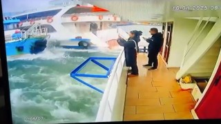 Haliçte yolcu vapuru balıkçı teknesine çarptı: O anlar kamerada