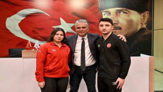 Halter ve karate şampiyonlarına Muratpaşadan ödül