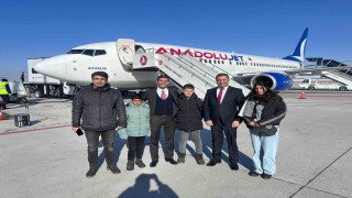 Hamur Kaymakamı Mahir, pilot olma hayali kurulan öğrencilerle havalimanını gezdi