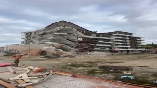 Hatayda 7 katlı bina iş makinesinin darbesiyle yıkıldı
