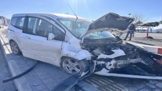 Hatayda hafif ticari araç otomobille çarpıştı: 3 yaralı
