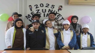 Hayallerindeki mesleklerle ilgili kıyafetler giyip diplomayı meslek sahiplerinden aldılar