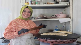 Hayallerine çadırda gözleme yapıp satarak başlayan depremzede kız kardeşler, hayat mücadelesini birlikte sürdürüyor