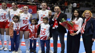 Hayallerini fileyle ören çocuklar İzmirde