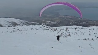 Hazarbaba Dağında göl manzarası eşliğinde yamaç paraşütü