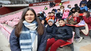 Hazırladığı proje sayesinde yüzlerce çocuğu Eskişehirspor tribünleriyle tanıştırdı