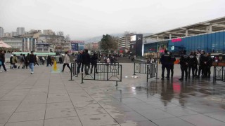 Herkesin gözü önünde amcasını defalarca bıçakladı