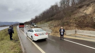Heyelan ilçe yolunu kapattı