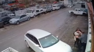Hiç tanımadığı kişi tarafından bıçaklandı, polisin hayat kurtaran müdahalesi kamerada