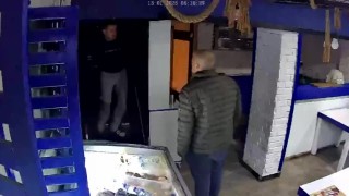 Hırsızlık için girdiği balıkçıda çalışan ile göz göz geldi, tuvaletim var dedi