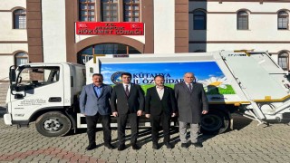 Hisarcık İlçe Özel İdaresine hibe yeni çöp toplama kamyonu ve 65 çöp konteyneri