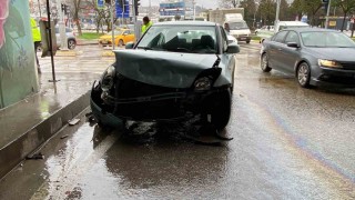İki araç çarpıştı: Kopan parça yayayı yaraladı