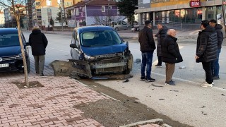 İki hafif ticari aracın çarpıştığı kaza kamerada