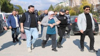 İki kadın komşularını 3 bilezik için öldürmüş
