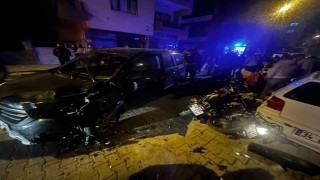 İki motosiklet, otomobil ile kafa kafaya çarpıştı: 3 yaralı