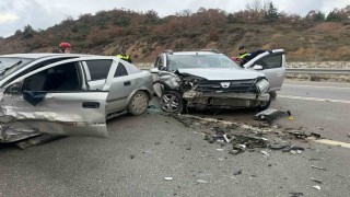 İki otomobil kafa kafaya çarpıştı : 2 yaralı