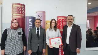 İl birinciliğini hak kazanan öğrencilere hediye takdiminde bulundu